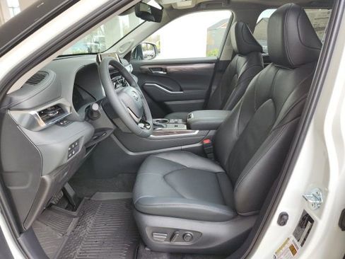 New 2026 Toyota Highlander Limited image 16