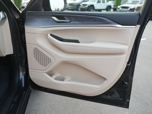 Used 2023 Jeep Grand Cherokee L Limited w/ Luxury Tech Group II RWD image 21