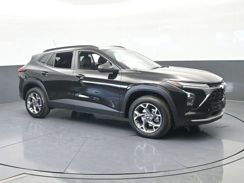 Used 2025 Chevrolet Trax LT w/ Driver Confidence Package image 8