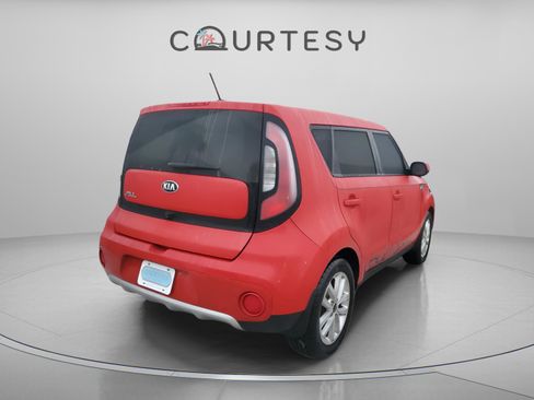 Used 2017 Kia Soul + image 3