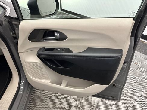 Used 2023 Chrysler Pacifica Touring-L FWD image 16