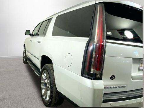 Used 2019 Cadillac Escalade ESV Luxury image 32