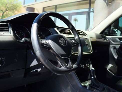 Used 2018 Volkswagen Tiguan SE w/ Panoramic Sunroof Package image 38