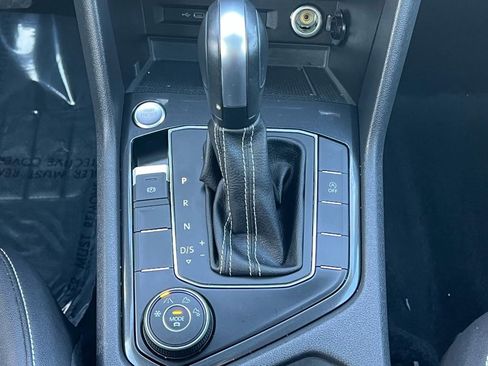 Used 2021 Volkswagen Tiguan SE w/ Panoramic Sunroof Package image 23