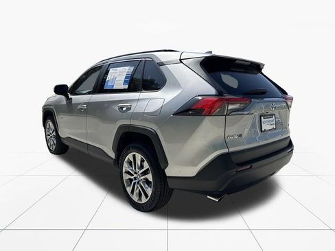 Used 2022 Toyota RAV4 XLE Premium image 6