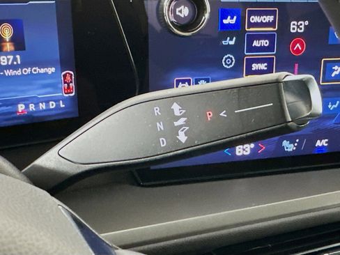 Used 2025 Chevrolet Traverse LT image 25