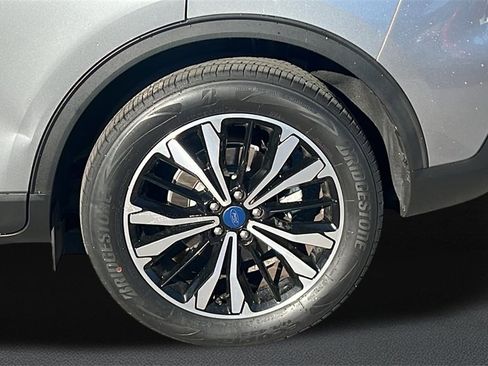 Used 2022 Ford Escape SE w/ SE Sport Appearance Package image 4