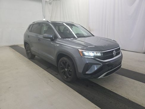 Used 2023 Volkswagen Taos SE w/ Panoramic Sunroof Package FWD image 2