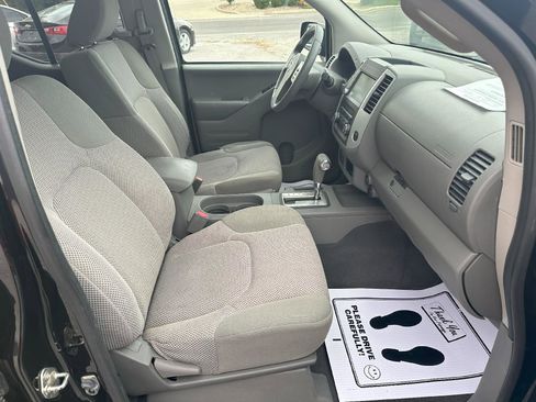 Used 2019 Nissan Frontier SV image 12