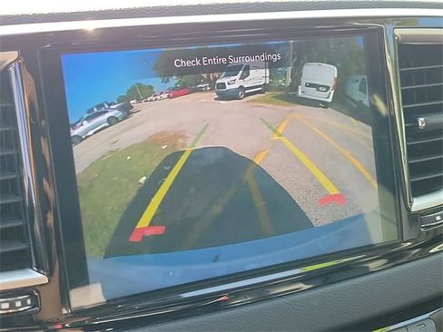 Used 2024 Chrysler Pacifica Touring-L image 24
