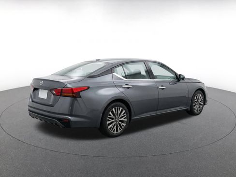 Used 2025 Nissan Altima 2.5 SV FWD image 8