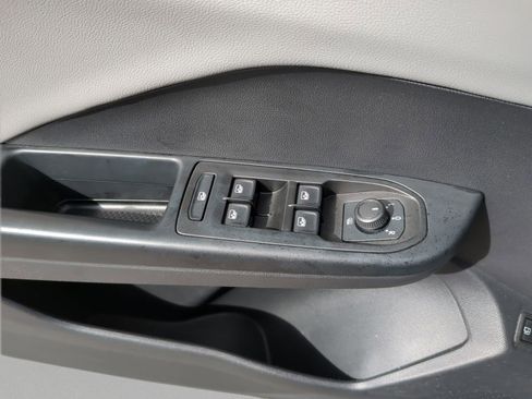 Used 2022 Volkswagen Taos SE FWD image 13