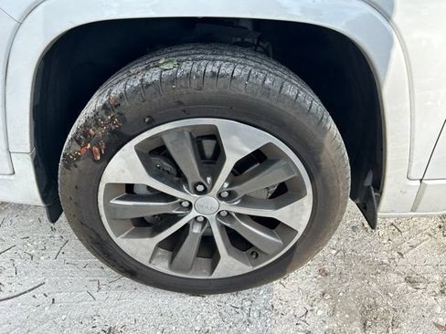 Used 2019 Jeep Cherokee Overland w/ Technology Group AWD/4WD image 10