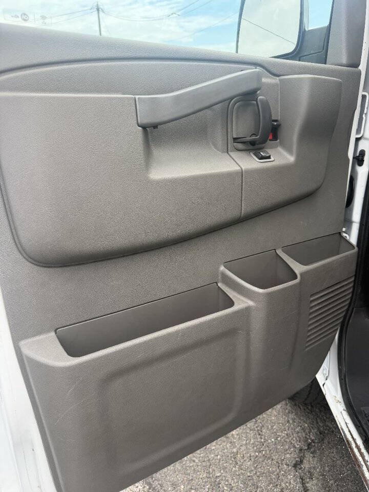 Used 2017 GMC Savana 2500 Extended RWD image 2