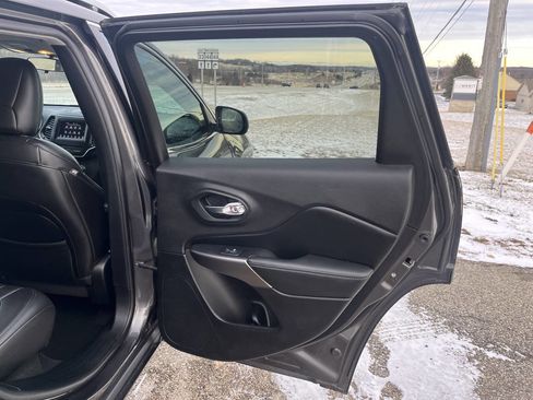 Used 2019 Jeep Cherokee Latitude Plus w/ Cold Weather Group image 32