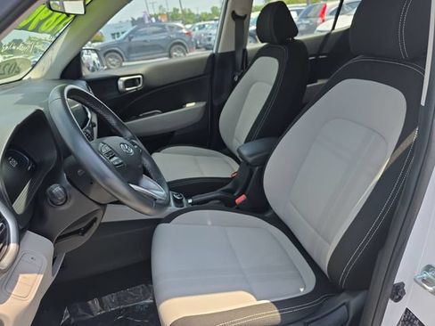 Used 2025 Hyundai Venue SEL FWD image 15