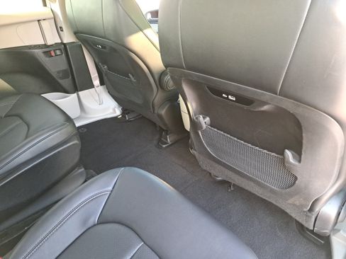Used 2024 Chrysler Pacifica Limited FWD image 11