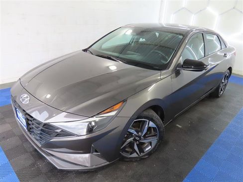 Used 2023 Hyundai Elantra SEL w/ Convenience Package FWD image 4