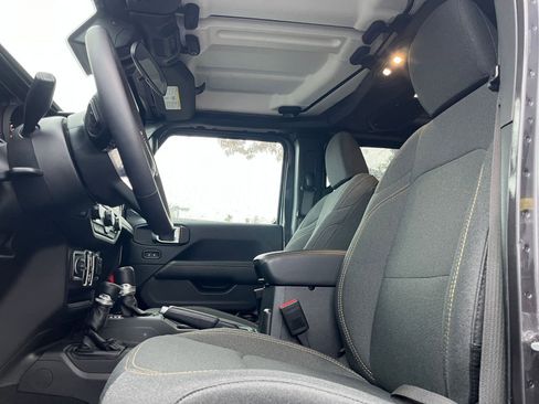 Used 2025 Jeep Wrangler Sahara image 25