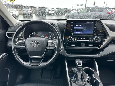 Used 2022 Toyota Highlander XLE image 16