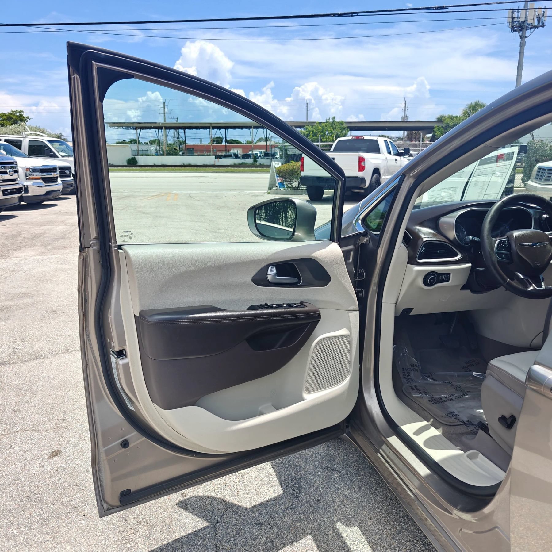 Used 2017 Chrysler Pacifica Touring-L FWD image 10