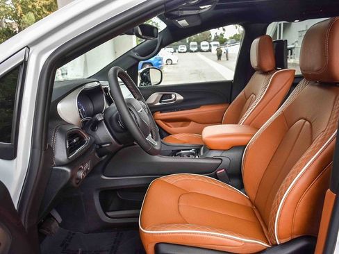 New 2026 Chrysler Pacifica Pinnacle image 17