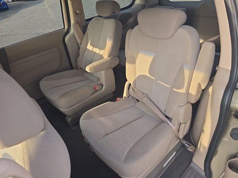 Used 2009 Kia Sedona LX image 16