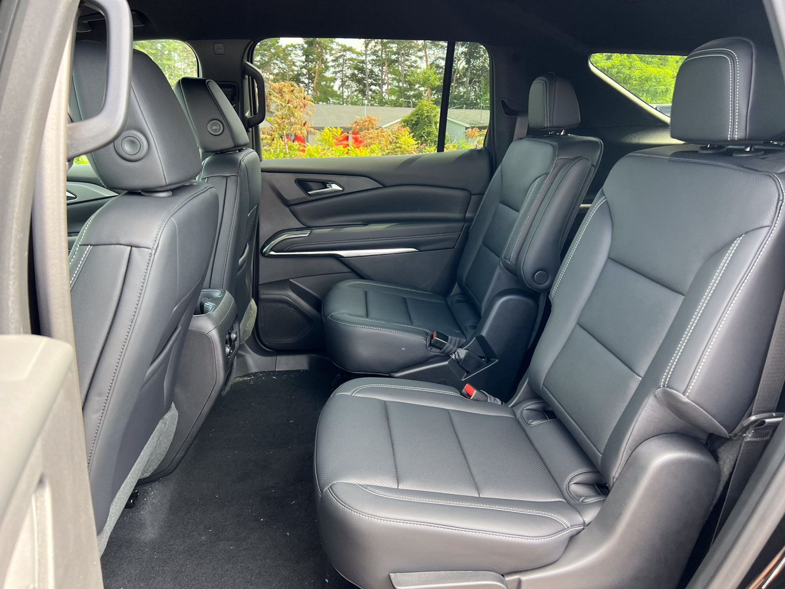 New 2027 Chevrolet Traverse LT w/ Midnight/Sport Edition AWD/4WD image 4