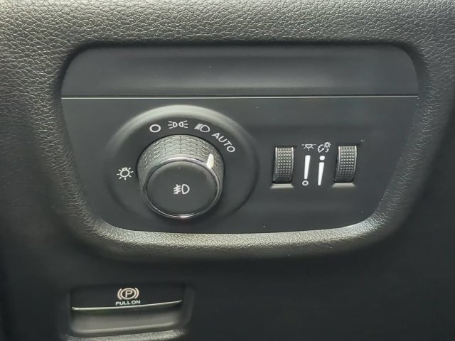 Used 2024 Jeep Grand Cherokee L Limited RWD image 29