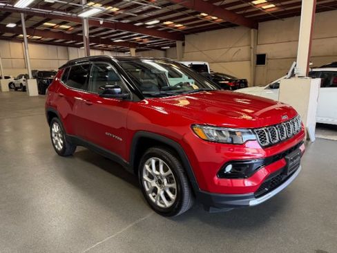 Used 2025 Jeep Compass Limited AWD/4WD image 7
