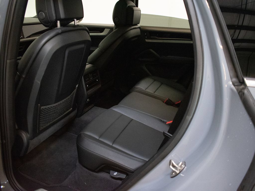 Certified 2024 Porsche Cayenne AWD/4WD image 22