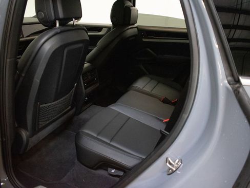 Certified 2024 Porsche Cayenne AWD/4WD image 22
