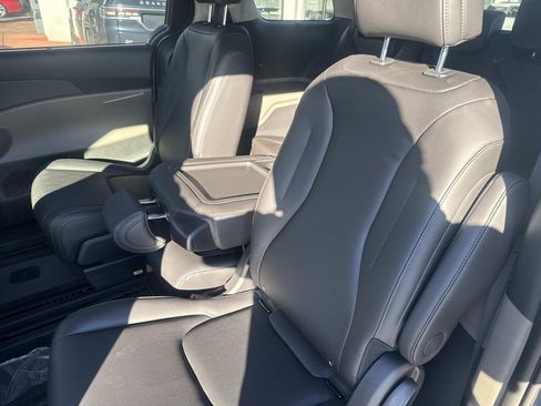 New 2026 Kia Carnival EX image 7