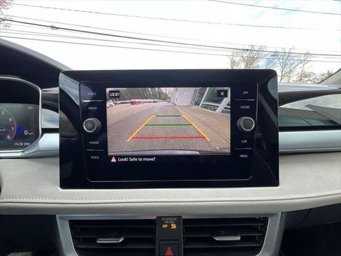 Certified 2025 Volkswagen Taos SE AWD/4WD image 17