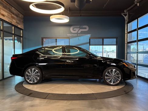 Used 2024 Nissan Altima 2.5 SL AWD/4WD image 2