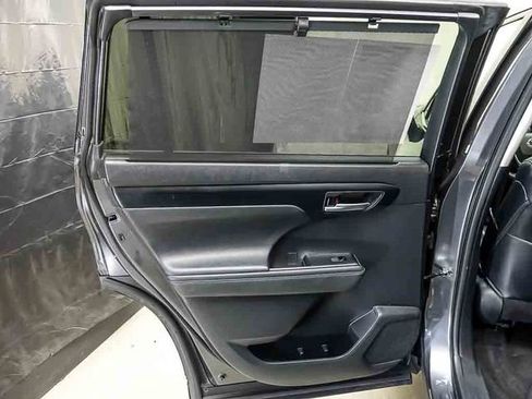 Used 2023 Toyota Highlander XLE AWD/4WD image 23
