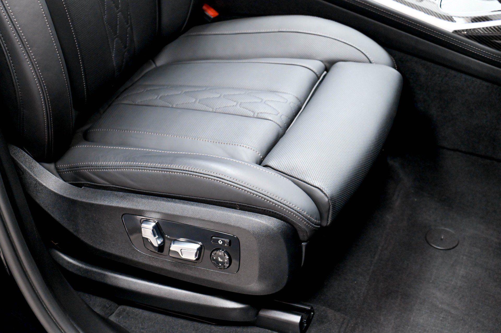 Used 2023 BMW ALPINA XB7 AWD/4WD image 25