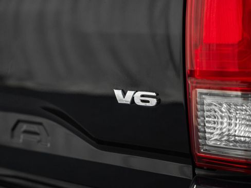 Used 2017 Toyota Tacoma TRD Off-Road w/ Tow Package (A/T) image 9