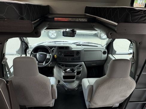 Used 2022 Ford E-450 and Econoline 450 Super Duty w/ Motorhome Prep Package RWD image 9