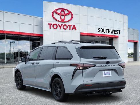 Used 2025 Toyota Sienna XLE Woodland Edition image 4