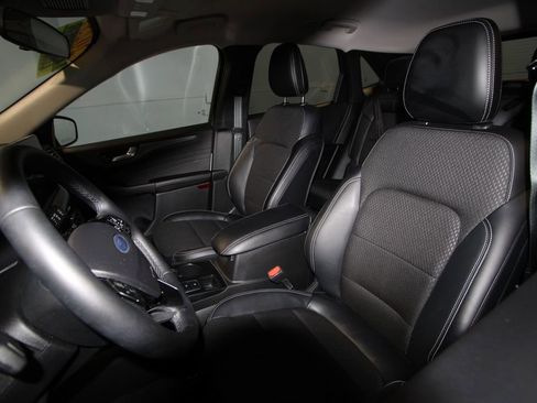 Used 2025 Ford Escape SE w/ Class II Trailer Tow Package image 4