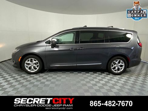 Used 2017 Chrysler Pacifica Touring-L Plus w/ Tire & Wheel Group FWD image 4