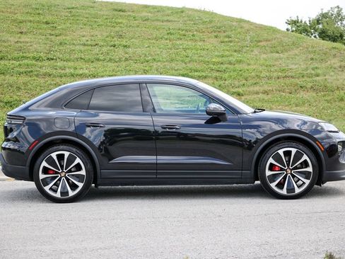 Certified 2025 Porsche Macan 4S Electric AWD/4WD image 44