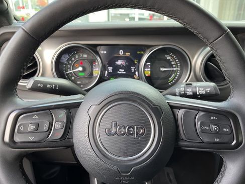 Used 2023 Jeep Wrangler Unlimited w/ Sun & Screen Package image 34