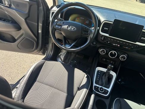 Used 2024 Hyundai Venue Limited image 23