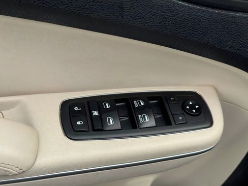 Used 2019 Chrysler 300 Touring w/ Sport Appearance Package image 17