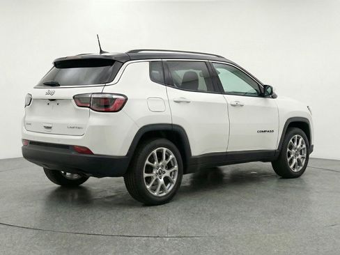 Used 2025 Jeep Compass Limited image 9