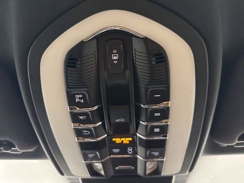 Used 2018 Porsche Cayenne Platinum Edition image 32