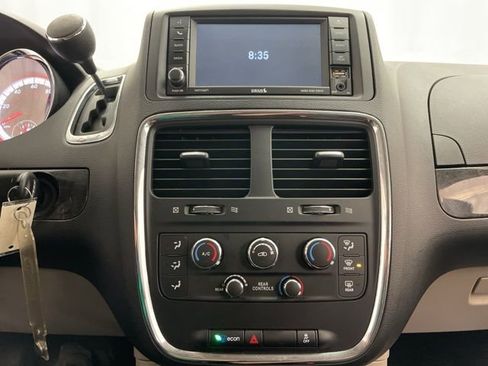 Used 2018 Dodge Grand Caravan SE w/ UConnect Hands-Free Group image 18