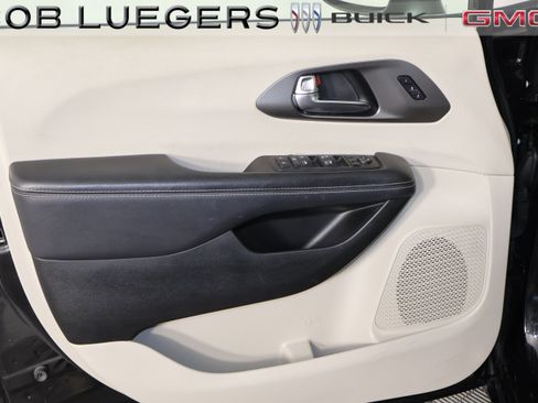Used 2023 Chrysler Pacifica Touring-L FWD image 6
